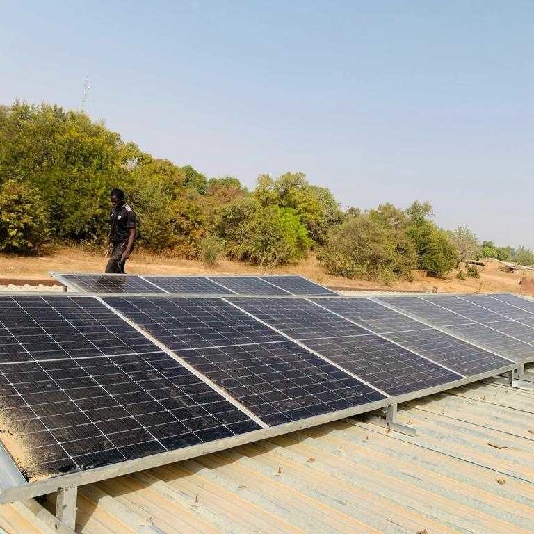 Projekt N'Tjiba Elektrifizierung Schule PV-Dachinstallation