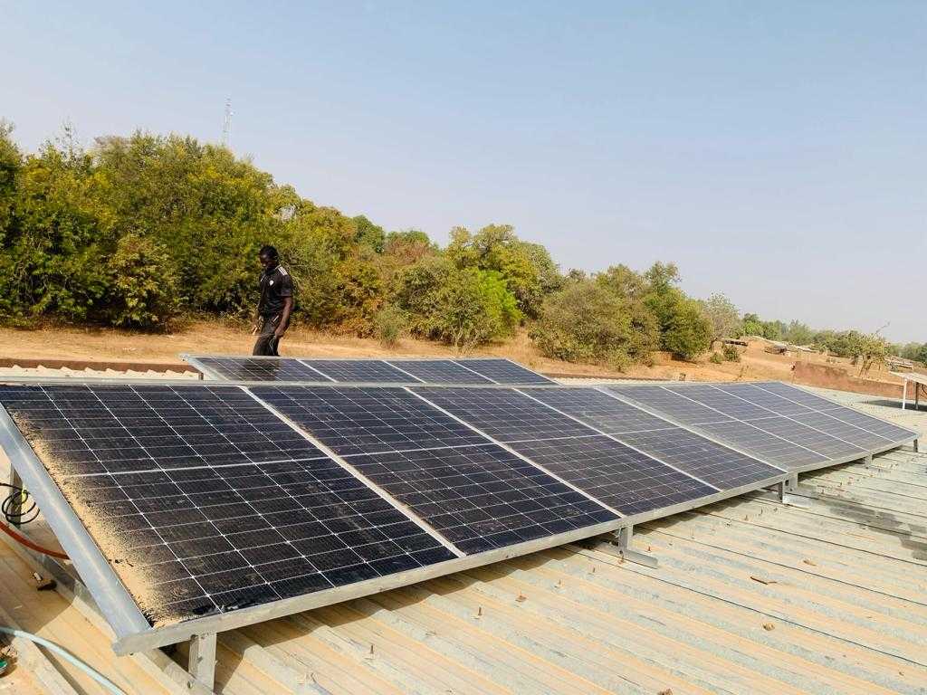 Projekt N'Tjiba Elektrifizierung Schule PV-Dachinstallation